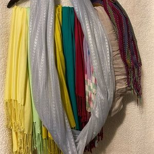 9 scarfs being sold as a “set”. 1 infinity scarf, 8 scarfs or wraps.